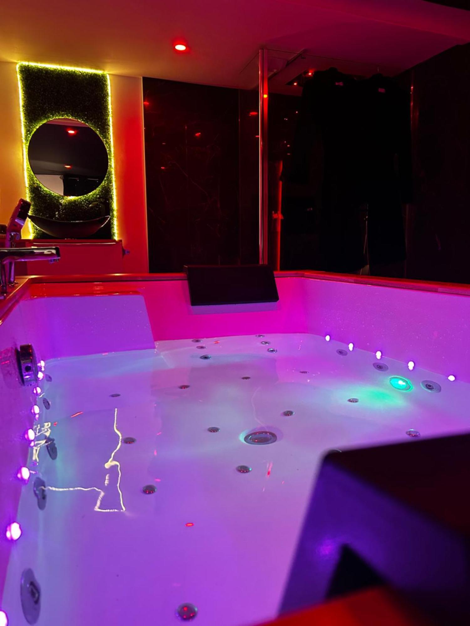 Love Room Haut De Gamme - L'Extase Avec Jacuzzi Violaines Екстер'єр фото